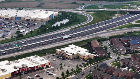 Luftaufnahme-Von-Einzelhandelsgeschäften-Und-Häusern-Entlang-Des-Highway-401-In-Ontario