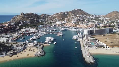 Freier-Blick-Auf-Den-Yachthafen-Von-Cabo-San-Lucas-Mit-Yachten-Und-Tiefblauem-Wasser