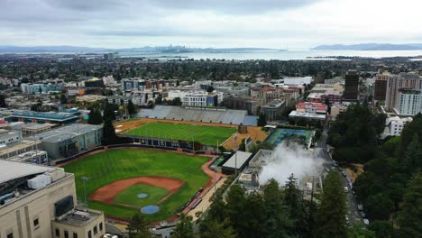 Vista-Aérea-Alrededor-De-Los-Campos-Deportivos-De-La-Universidad-De-California,-En-Berkeley,-EE.UU.