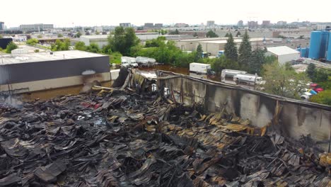 Edificio-Industrial-Carbonizado-Y-Colapsado-Después-De-Un-Incendio-Químico-Masivo-En-Toronto,-Canadá