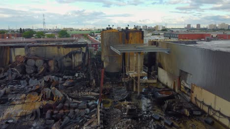 Grandes-Daños-Por-Incendio-En-El-Interior-De-Una-Planta-De-Disolventes-Químicos