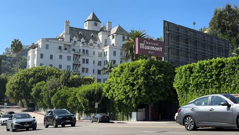 Street-view-of-the-Chateau-Marmont-hotel-on-Sunset-Boulevard-in-Los-Angeles,-California