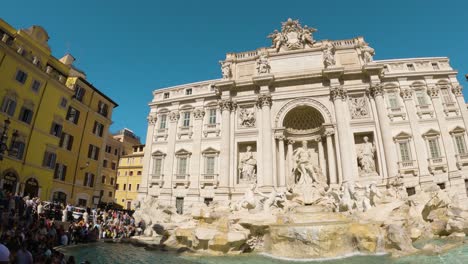 Der-Schwenk-Nach-Rechts-Zeigt-Das-Berühmte-Touristenziel-Trevi-Brunnen-An-Einem-Sonnigen-Tag-In-Rom,-Italien