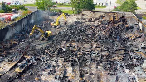 Excavadoras-Limpiando-Escombros-De-Un-Incendio-En-Una-Planta-De-Solventes-Químicos