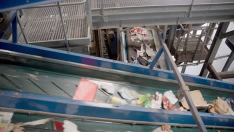 Förderband-Mit-Abfallmaterialien,-Papier-Und-Kunststoff,-Das-Den-Abfall-Zu-Einer-Bestimmten-Entsorgungs--Oder-Verarbeitungsstelle-Transportiert