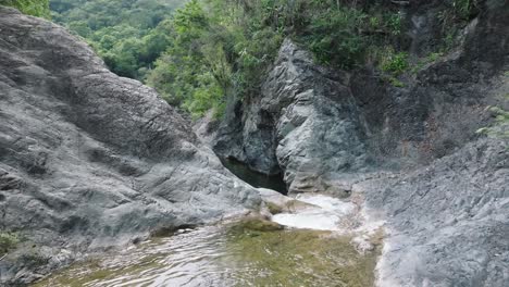 Cascadas-A-Través-De-Cañones-Rocosos-En-Las-Yayitas,-Bani,-Provincia-De-Peravia,-República-Dominicana