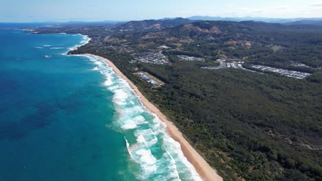 Turquoise-Seascape-With-Lush-Vegetation-At-Sapphire-Beach-In-NSW,-Australia---aerial-shot