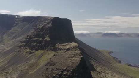 Deslizándose-Sobre-Una-Hermosa-Y-Exuberante-Ladera-De-La-Montaña-Arnarfjordur-Durante-El-Verano-En-Los-Fiordos-Occidentales-De-Islandia