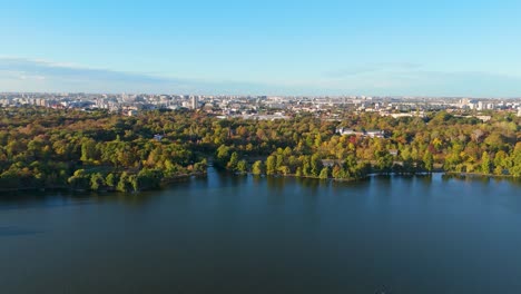 Vista-De-Drones-Sobre-El-Lago-Herastrau-En-Otoño,-Bucarest,-Rumania