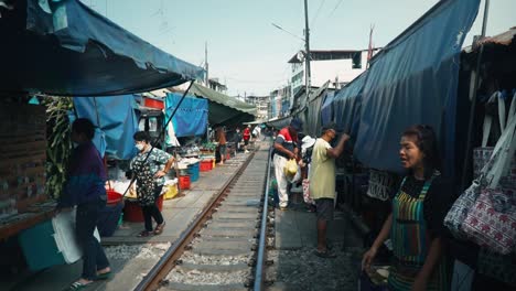 Lebhafter-Maeklong-Eisenbahnmarkt-In-Thailand