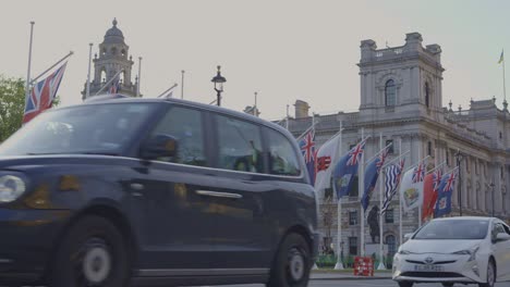 Zeitraffer-Eines-Verkehrsautos-Entlang-Der-Straße-In-Der-Innenstadt-Von-London-Mit-Den-Parlamentsgebäuden-Im-Hintergrund,-Großbritannien