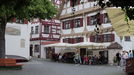 People-At-The-Classic-Swabian-Restaurant-Of-Gaststuben-Im-Zunfthaus-Der-Schiffleute-In-Fischergasse,-Ulm,-Germany