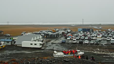 Personas-Que-Ingresan-Al-Vehículo-Anfibio-Larc-v-En-El-Lago-Jokulsarlon-En-Islandia