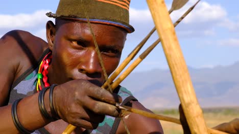 Guerrero-Karamojong-Apuntando-Con-Arco-Y-Flecha-En-Una-Aldea-étnica-En-Uganda