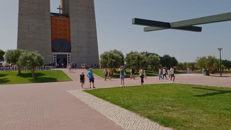 Heiligtum-Von-Christus-Dem-König,-Eingangsansicht-In-Almada,-Portugal