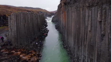 Menschen-Besuchen-Den-Atemberaubenden-Studlagil-Basaltsäulen-Canyon.-Antenne