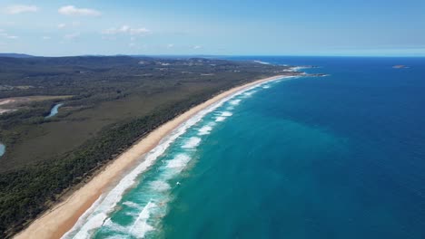 Panoramablick-Auf-Den-Moonee-Beach-Mit-Türkisfarbenem-Wasser-In-New-South-Wales,-Australien-–-Luftaufnahme