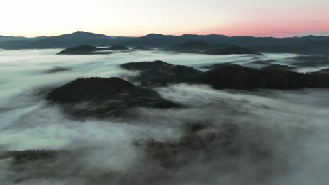 Nebliger-Sonnenaufgang-über-Dem-Lake-Santeetlah-In-North-Carolina,-Langsame-Schwenk-Weitwinkelaufnahme