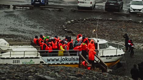 Menschen-Steigen-In-Das-Amphibienfahrzeug-LARC-V-Am-See-Jökulsarlon-In-Island-Ein---Nah