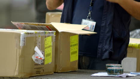 Foto-De-Un-Hombre-Abriendo-Una-Caja-De-Cartón-Para-Inspección,-Aduanas