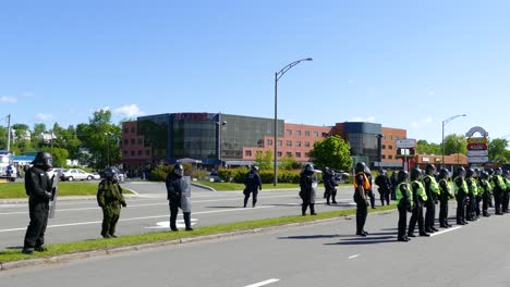 Presencia-Policial-En-La-Calle-Cerca-Del-Hotel-Ambassadeur-En-La-Ciudad-De-Quebec,-Canadá,-Durante-La-44ª-Cumbre-Del-G7
