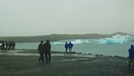 Plano-General-De-Turistas-En-El-Lago-Jokulsarlon-En-Islandia.