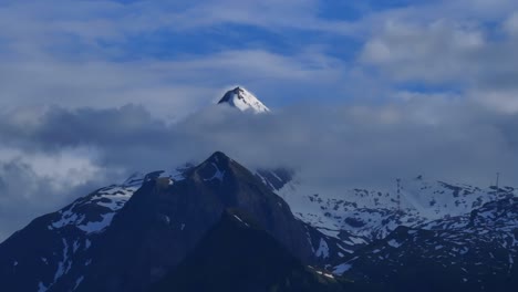 Atemberaubend-Und-Friedlich-Der-Gipfel-Des-Berges-Unter-Der-Wolkendecke