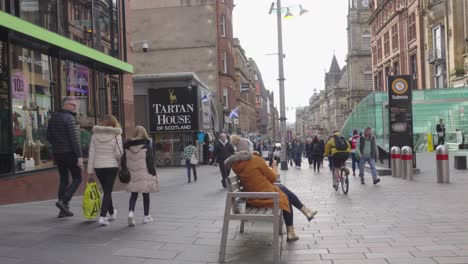 Gente-De-Glasgow-Caminando,-Tomando-Y-Pasando-El-Rato-En-La-Calle-Buchanan.