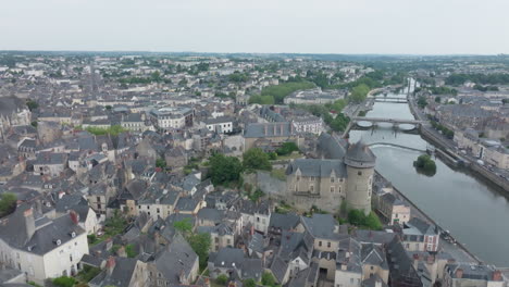 Vista-Aérea-De-La-Ciudad-De-Laval,-Mayenne,-Francia