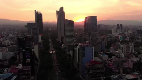 Vista-De-Drones-De-La-Ciudad-De-México-Al-Atardecer-Rascacielos-De-La-Avenida-Reforma