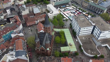 Downtown-Weekly-market-and-gothic-church-in-the-old-city-of-Kaiserslautern,-Germany