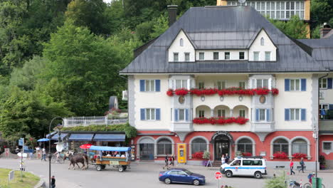 Fachada-Exterior-De-Un-Típico-Hotel-Bávaro-Decorado-Con-Flores-Rojas-En-Schwangau,-Alemania