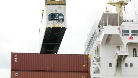 Plano-General-De-Una-Grúa-Pórtico-Para-Contenedores-Sobre-Un-Carril-De-Carga,-Aduanas.