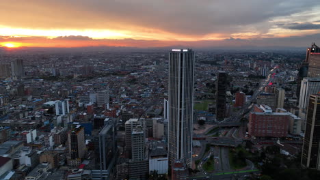 Luftaufnahme-Rund-Um-Den-Turm-Torre-Colpatria,-Sonniger-Abend-In-Bogota,-Kolumbien