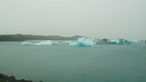 Impresionante-Vista-Del-Lago-Jokulsarlon-Con-Icebergs-Flotantes-En-Un-Día-Nublado