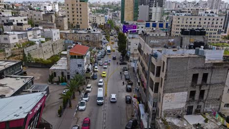 Volando-Sobre-Las-Concurridas-Calles-De-La-Antigua-Ciudad-Judía-De-Hebrón,-En-La-Ribera-Occidental-Palestina.