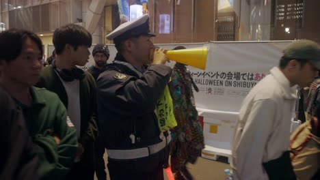 Cruce-De-Shibuya-En-Halloween-Custodiado-Por-La-Policía,-Tokio,-Japón