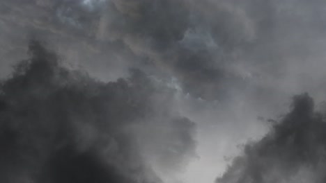 Nubes-Oscuras-De-Colonimus-Y-Tormentas-Eléctricas-Rompiendo-4k