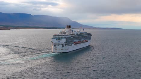 Luftbild:-Kreuzfahrtschiff-Segelt-In-Isländischen-Gewässern-Mit-Bergigem-Horizont