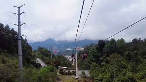 Vista-Descendente-Del-Pasajero-Del-Teleférico-De-Los-Vagones-Ascendentes-En-Resorts-World,-Genting-Highlands,-Un-Destino-Turístico-De-Primer-Nivel-En-Malasia