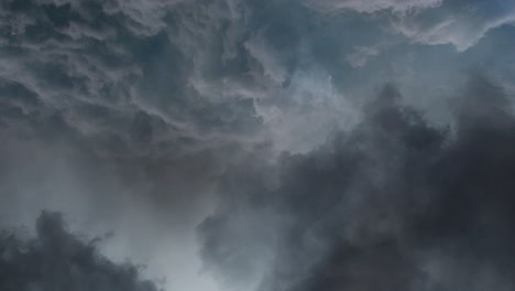 4k-Aufnahme-Von-Blitzen-In-Den-Dunklen-Wolken