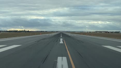 Real-time-take-off-roll-of-a-jet-in-a-winter-cloudy-day,-as-seen-by-the-pilots