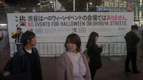 Keine-Veranstaltungen-Für-Halloween-Plakat-Am-Shibuya-Crossing,-Tokio,-Japan