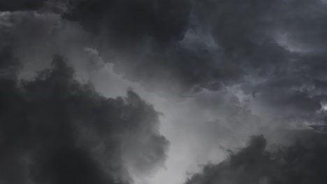 Blick-Auf-Dunklen-Wolkensturm-Und-Blitzeinschlag-Am-Dunklen-Himmel