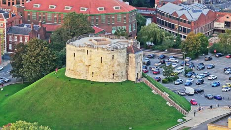 Drone-shot-of-York-city-centre,-cathedral-city-in-North-Yorkshire,-England