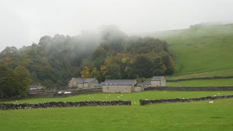Small-village-in-Peak-District,-on-a-foggy-cloudy-morning