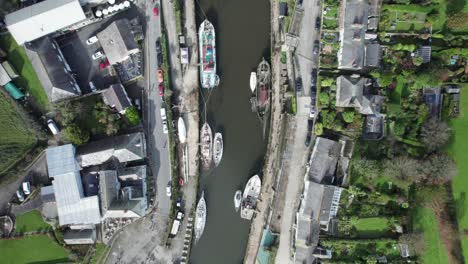 Blick-Von-Oben-Auf-Den-Historischen-Hafen-Von-Charlestown-Mit-Alten-Booten