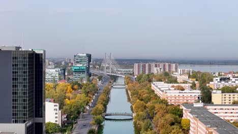 Vista-Aérea-Sobre-El-Puente-Ciurel,-El-Lago-Morii-Y-El-Río-Dambovita-En-Bucarest,-Rumania