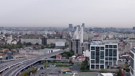 Vista-Aérea-Giratoria-Del-Distrito-De-Grozavesti-Con-El-Puente-De-Basarab-Al-Fondo,-Rumania,-Bucarest.