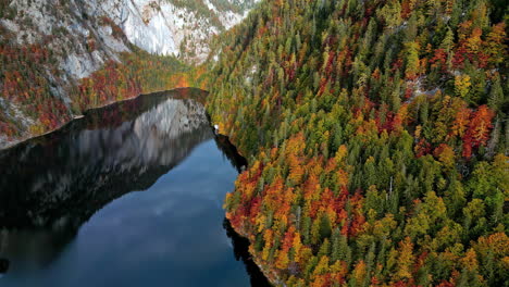 Der-österreichische-Toplitzsee-Inmitten-Der-Herbstwälder-In-Den-Alpenbergen